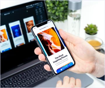 Mobilephone on hte backgrond of a laptop